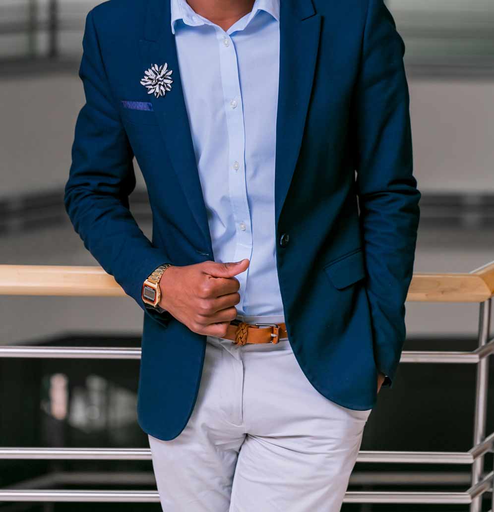 Homme au style italien en costume bleu chic avec ceinture cuir et montre